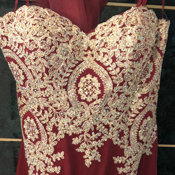 Elegant burgundy strapless prom dress. - Picture 3 of 8